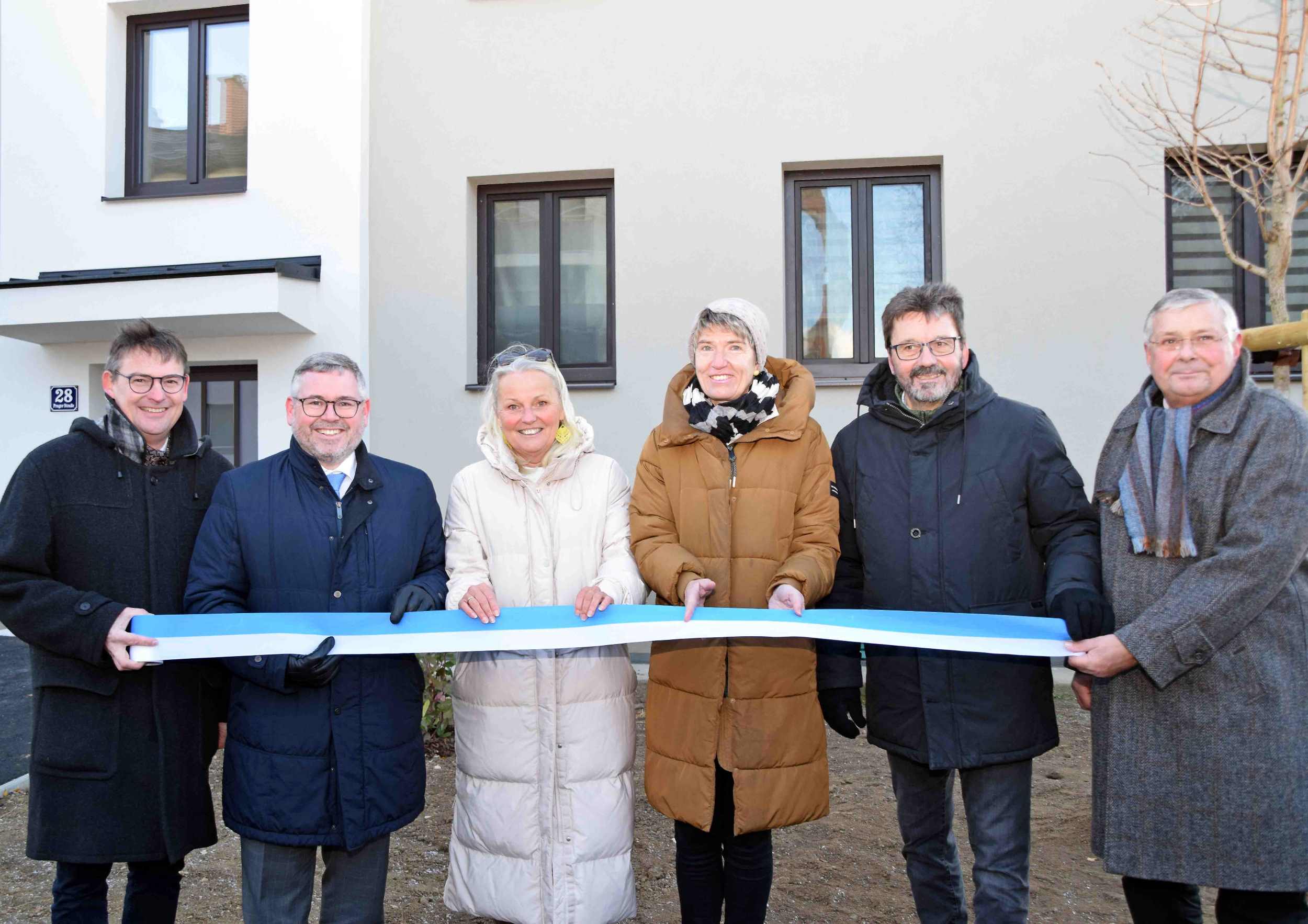 Das Eröffnungsband durchtrennten LAbg. Franz Linsbauer, Landesrat Ludwig Schleritzko, StR Maria van Dyck, Nationalrätin Martina Dieser-Wais, Bgm. Gerhard Lentschig und Vbgm. Heinrich Nagl (v. l.). Alle Fotos: Gabriele Hohenegger